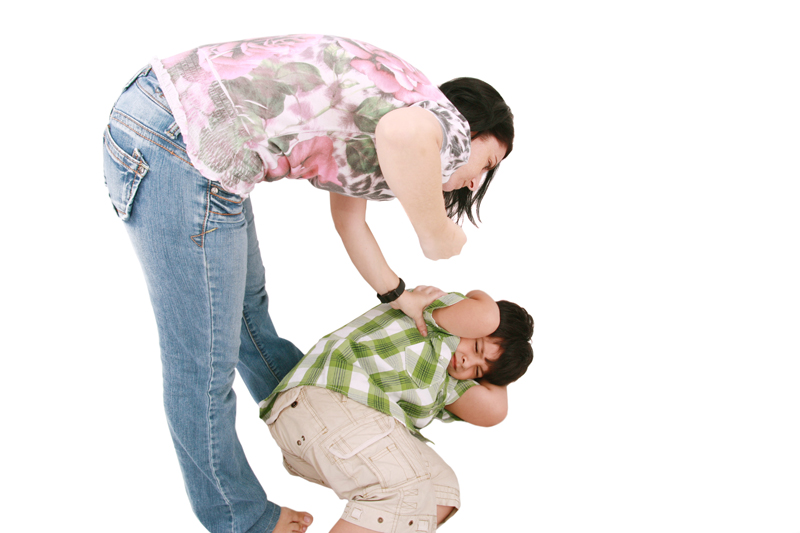 dcz_woman_hitting_a_son_actualizado1.jpg
